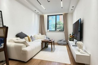 Elevator 2br/1bt Apt close to Jiangsu Road metro Listing on SmartShanghai housing