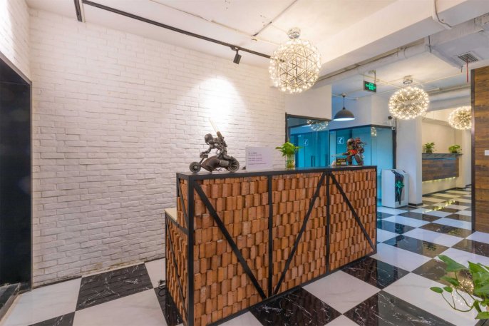 Compact, Quiet Office Near Terrace on West Nanjing Road: Ideal for 6, with Excellent Lighting