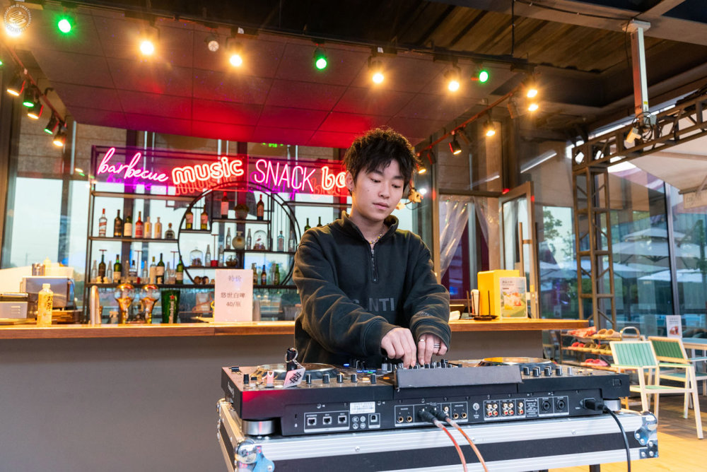 The Entertainment: Bands and DJs Nightly 