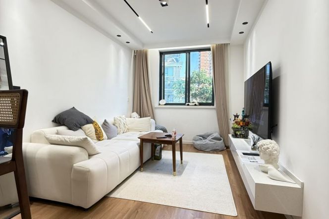 Elevator 2br/1bt Apt close to Jiangsu Road metro