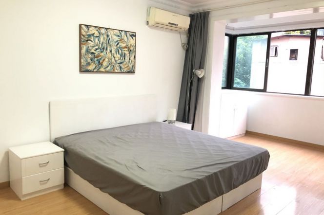 West Nanjing Road large Room Best Location In Shanghai