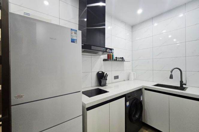 Quality 2br apt in Jing'an Nr Line2&11 JiangsuRd