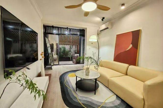 Big yard one bedroom Apt with heating & oven @Loushanguan Rd