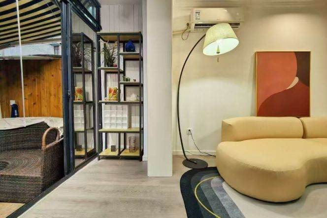 Big yard one bedroom Apt with heating & oven @Loushanguan Rd