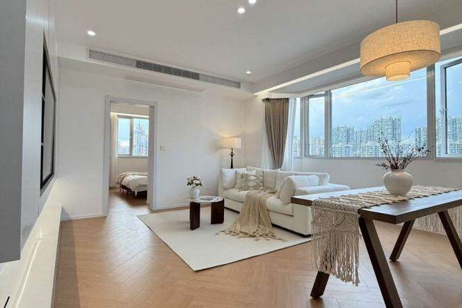 Cozy modern high-rise unit/Suzhou River