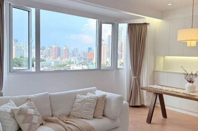 Cozy modern high-rise unit/Suzhou River