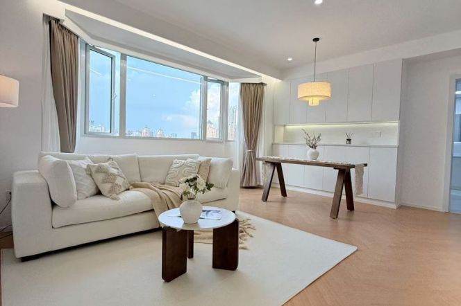 Cozy modern high-rise unit/Suzhou River