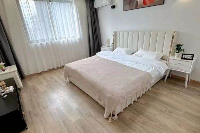 Elevator 2BR with large corner balcony/Loushanguan rd M2/15/12F/9.8K