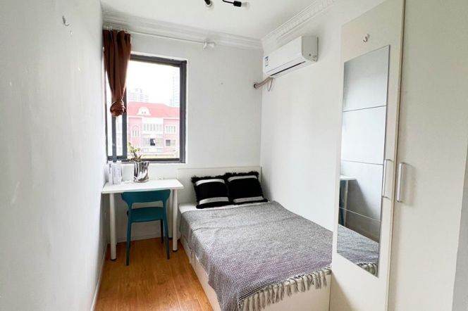 Jingan district,bright room near West Nanjing rd,close to ECNU/ESSCA