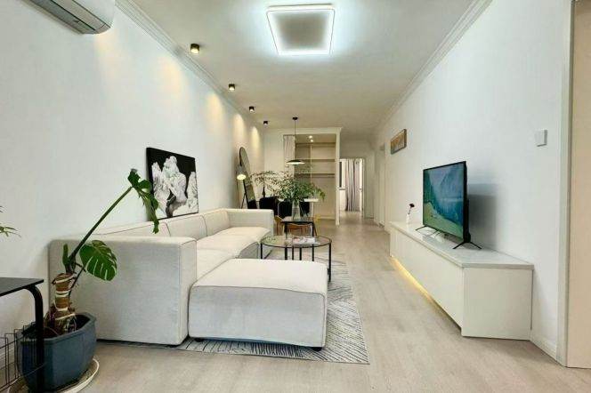 Good value2brs2baths with elavator in hongqiao rd