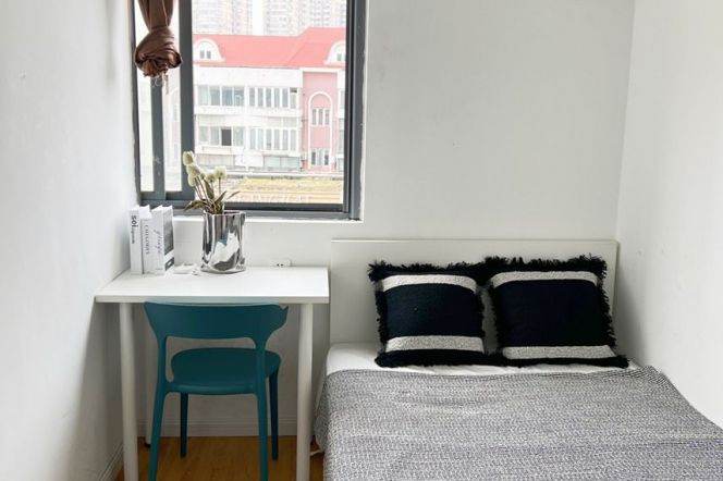 Jingan district,bright room near West Nanjing rd,close to ECNU/ESSCA