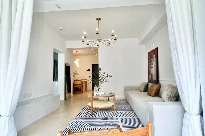 Big windows 2Bedrooms Apt +Central AC+oven @ L11/13 Longde Rd