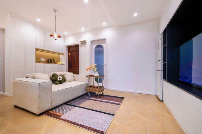 Modern and Bright 2 Bedroom Flat in Putuo @Line 3/4 Zhongtan Rd