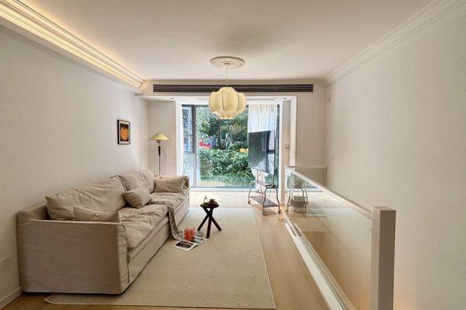 2Bdrs 1Bath /huge basement/Spacious&Bright /Line11/15 Shanghai  West  Railway Station 