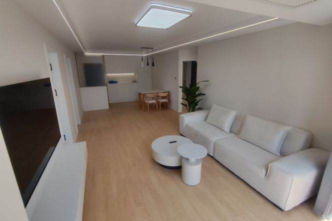 Newly Renovated Elevator 2Br/2Lr/1Bt@L1/2/8 People’s Square Station 