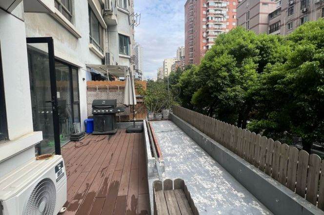 Epic Balcony & Modern Space 