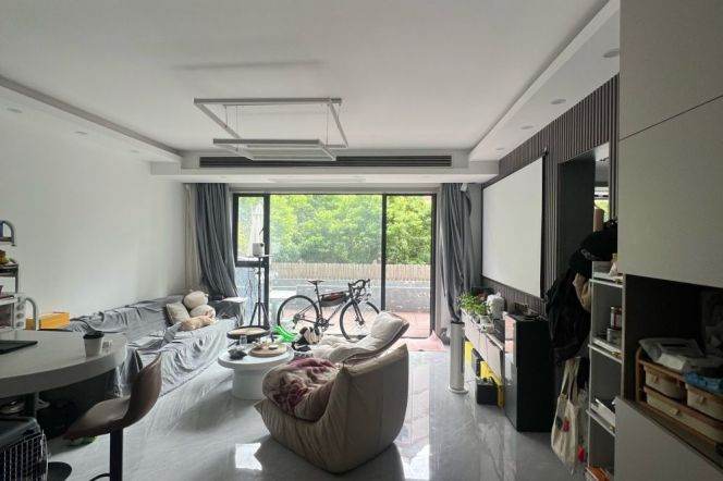 Epic Balcony & Modern Space 