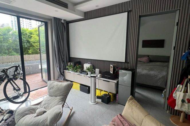 Epic Balcony & Modern Space 