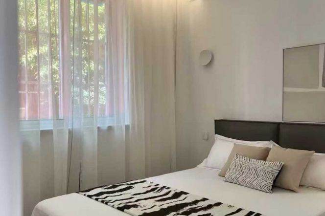 Newly Renovated Spacious 1Br/2Lr/1Bt+Lovely Yard@L2/3/4 Zhongshan Park Station 