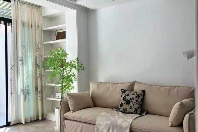 Newly Renovated Spacious 1Br/2Lr/1Bt+Lovely Yard@L2/3/4 Zhongshan Park Station 