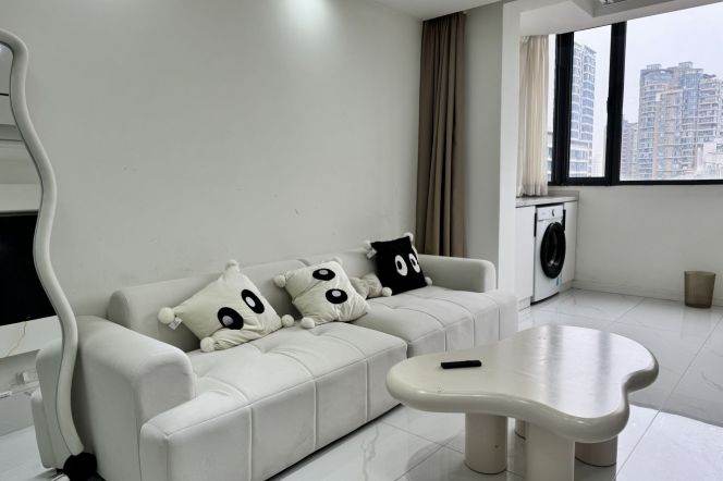 Modern 1Br 70Sqm +elevator /Balcony/Wuning rd & Caoyang rd Metro L13&14
