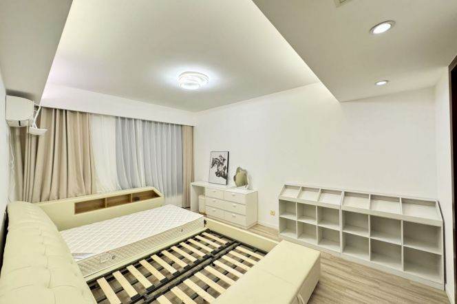 modern 4brs open balcony in best apartment compound Hong qiao 26.8K