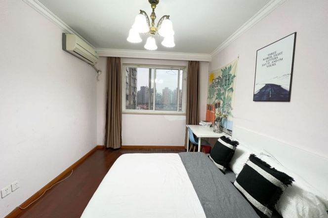Changning district,big room near Jiangsu rd,just one step from SJTU,roommates friendly 