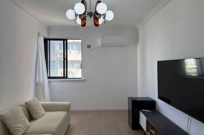 1BR Hengshan Rd /  Spacious / Bright / Modern/ Quiet / elevator