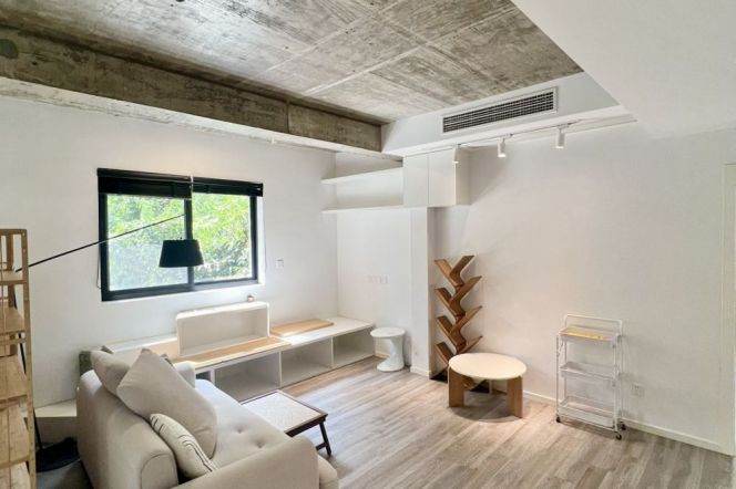 Beautiful & good price 1Br, right @ Bund,BFC