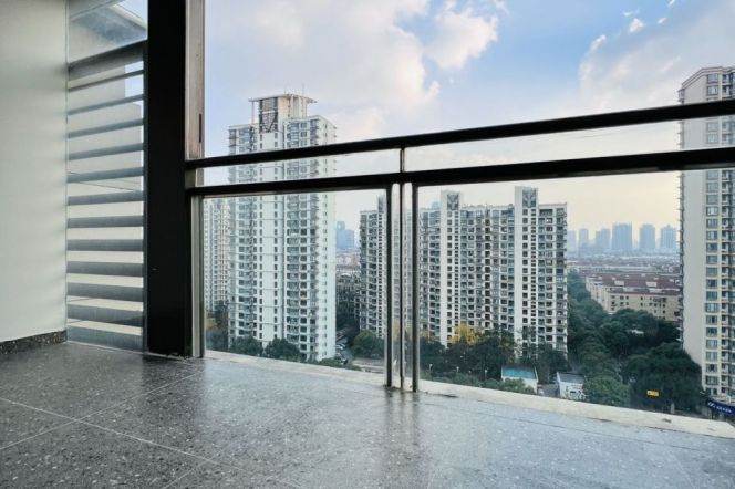 High rise 1br with balcony near Zhongshan Park