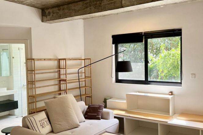 Beautiful & good price 1Br, right @ Bund,BFC