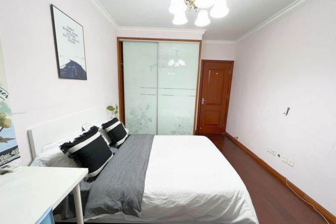 Changning district,big room near Jiangsu rd,just one step from SJTU,roommates friendly 