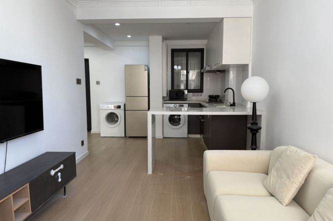 1BR Hengshan Rd /  Spacious / Bright / Modern/ Quiet / elevator
