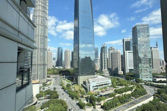 modern big 3brs balcony nice view in top 5 compound  Lujiazui Huang pu river IFC 