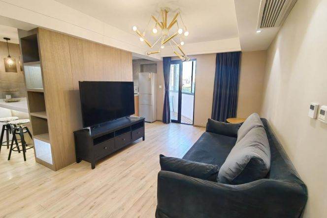 Modern 1 br with floor heating+open view near Shanghai Library. 2 min to L 1 HengShan Rd St.