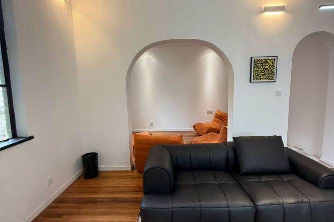 Garden Villa in Wutong District, entire 2nd floor, with a large balcony and rare arc-shaped Windows