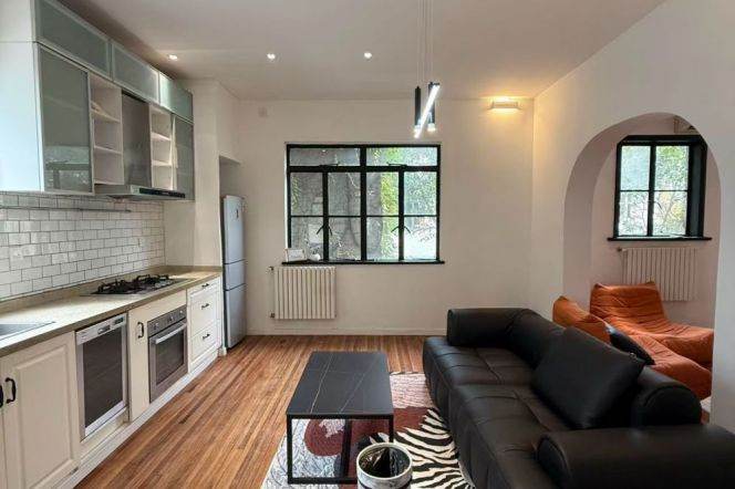 Garden Villa in Wutong District, entire 2nd floor, with a large balcony and rare arc-shaped Windows