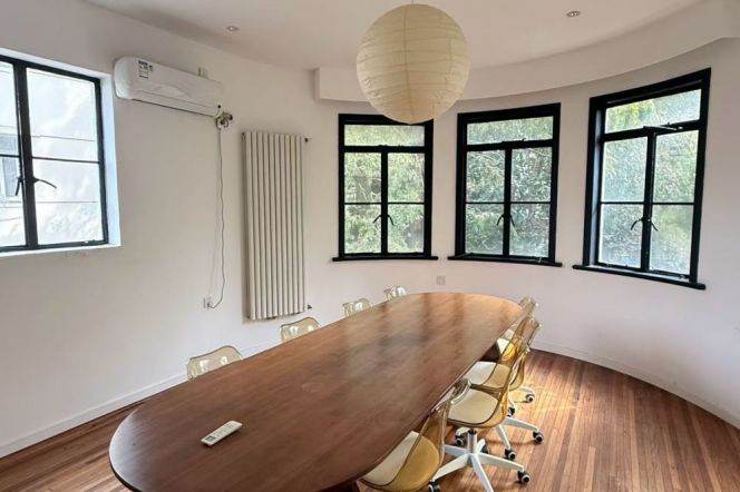 Garden Villa in Wutong District, entire 2nd floor, with a large balcony and rare arc-shaped Windows