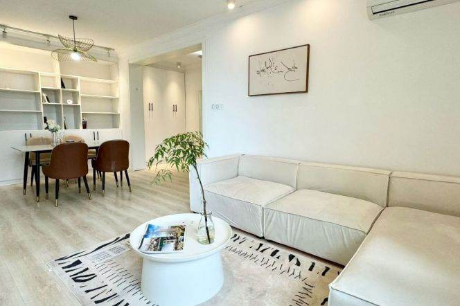 elevator 2brs 1lr with bathtub Nr L11/13