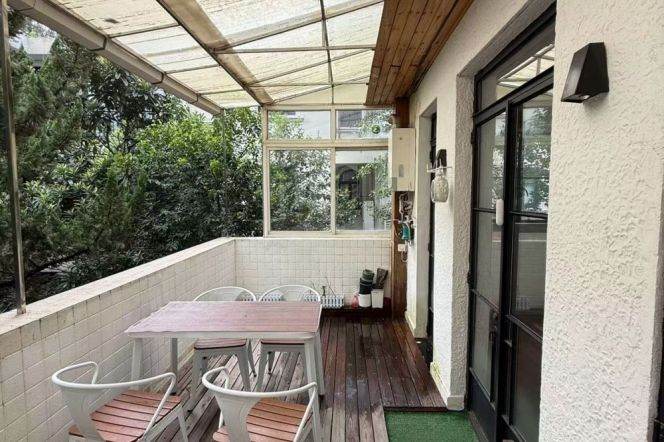 Garden Villa in Wutong District, entire 2nd floor, with a large balcony and rare arc-shaped Windows