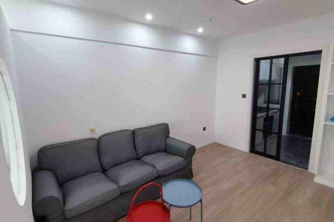 Changshou rd 1br 2lr@L7/13,elevator/brand furniture/nice location