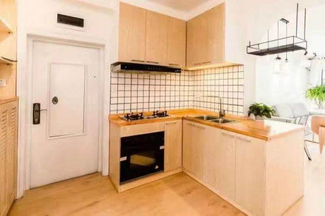 Spacious 2+1 BR Old Apt w/Balcony in Center Xintiandi