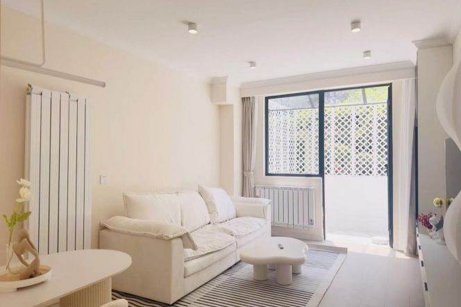 Spacious 1 br with big yard in Xuhui.easy to L 11/12 LongHua St.+ L 7/12 LongHua Rd(M) St.