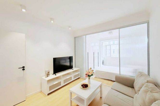 Caoyang rd 1BR 1LR@L3/4/11/14,bright room/balcony/nice location