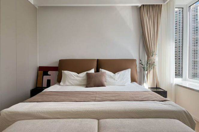 By the Suzhou River, with a dry-wet separated bathtub, at Zhongtan Road Station of Metro Lines 3- 4