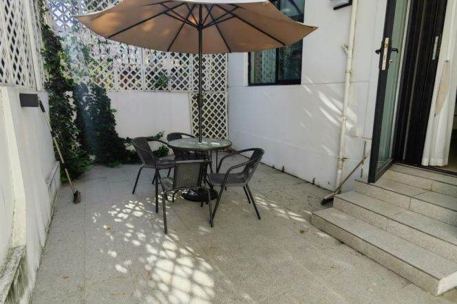 Spacious 1 br with big yard in Xuhui.easy to L 11/12 LongHua St.+ L 7/12 LongHua Rd(M) St.