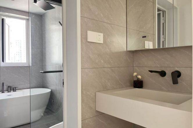 By the Suzhou River, with a dry-wet separated bathtub, at Zhongtan Road Station of Metro Lines 3- 4