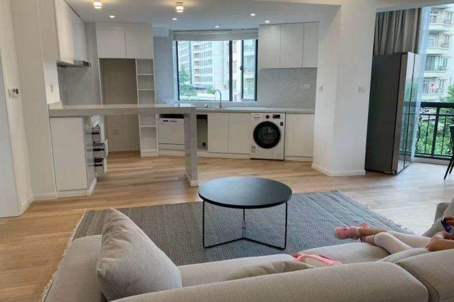 modern 2brs floor heating nice balcony in central Xuhui close to line 7,9 and Xujiahui park 