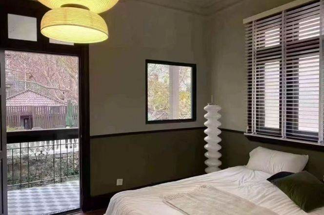 Wutong District, with greenery visible through the window, L7-9 Zhaojiabang Road subway Station