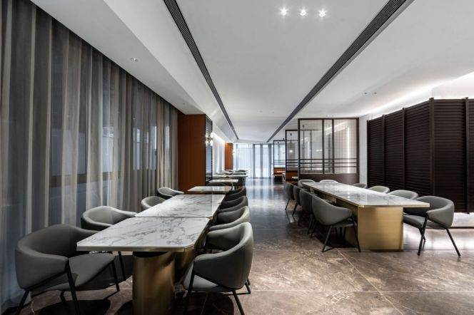 Excellent Design with high ceiling nr line2 with free&nice breakfast